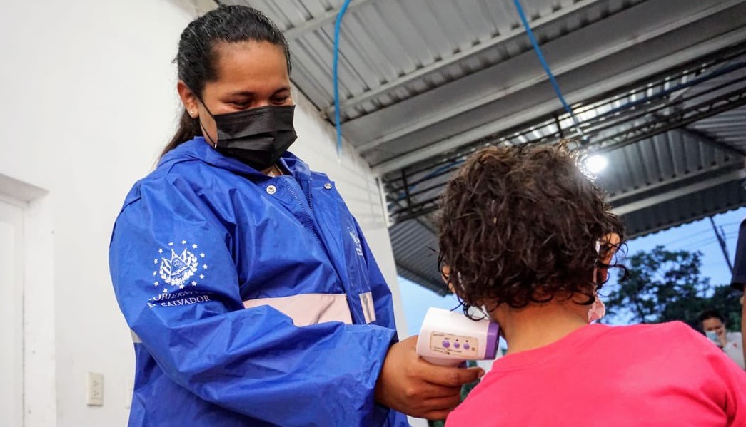 autoridades-de-salud-brindan-atencion-medica-a-salvadorenos-en-albergues
